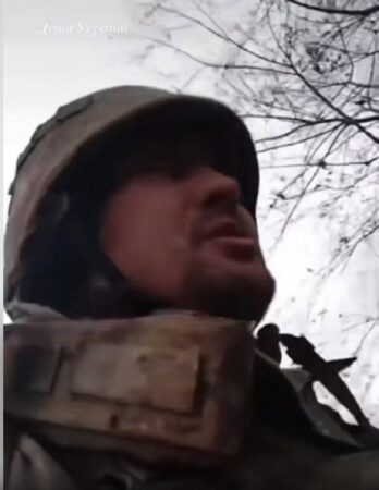 Воїн ЗСУ читає молитву «Отче наш» на передовій