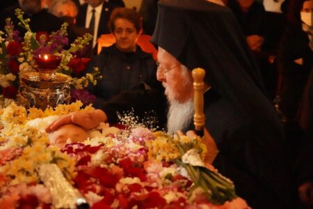 Вселенський Патріарх під час виходу. Процесія сестри покійного Захароса Анастасіада