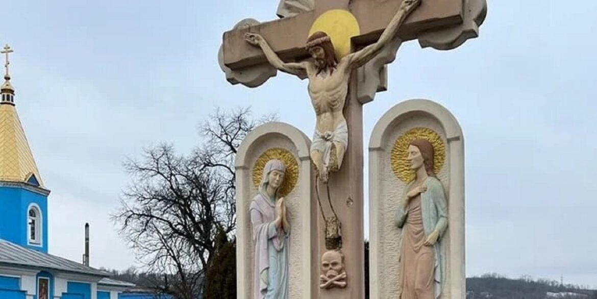 Арештовано вандала, який розбив сокирою Розп’яття та 13 вікон у храмі на Вінниччині