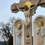 Арештовано вандала, який розбив сокирою Розп'яття та 13 вікон у храмі на Вінниччині