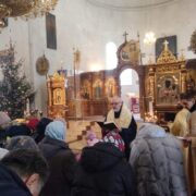 «Тільки хай усе це буде не дарма»: на кладовищі біля могили військового навіть уночі сидить молода вдова