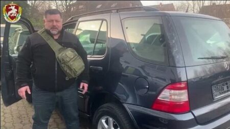 Духовенство та віряни Української Православної Церкви придбали два авто для ЗСУ та карету швидкої допомоги у Херсон