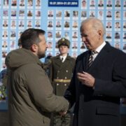 Лідери України та США вшанували пам'ять загиблих українських захисників та відвідали Свято-Михайлівський Золотоверхий монастир