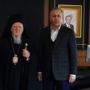 Вселенський Патріарх передав Префекту міста матеріальну допомогу для постраждалих від землетрусу