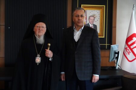 Вселенський Патріарх передав Префекту міста матеріальну допомогу для постраждалих від землетрусу