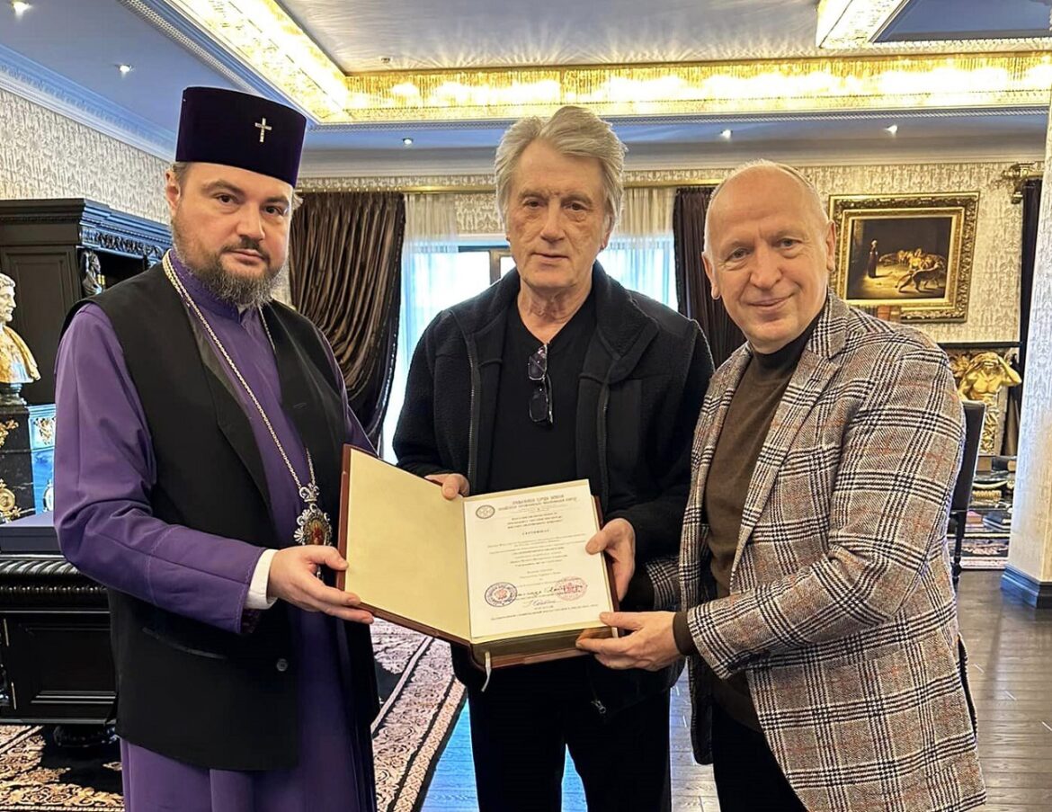 Примірник факсимільного видання Мазепинського Євангелія передано у дар третьому Президенту України