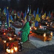 «Тільки хай усе це буде не дарма»: на кладовищі біля могили військового навіть уночі сидить молода вдова