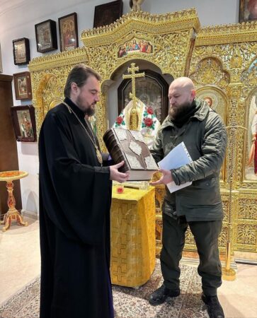 Захисники України отримали факсимільне видання Пересопницького Євангелія від Митрополита Олександра: символ патріотизму та духовності для підтримки військових