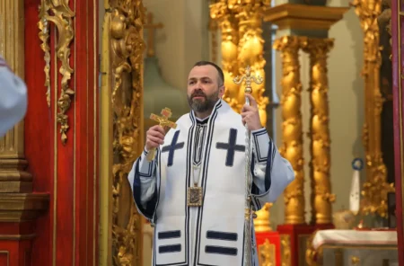 Звершена Божественна літургія в Андріївському храмі: проповідь єпископа Михаїла Аніщенко про богослів’я та активну участь у духовному житті