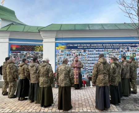 Капелани вшанували пам’ять загиблих героїв у День українського Добровольця на Михайлівській площі в Києві