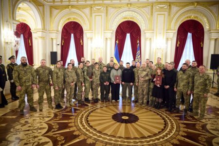 Українські добровольці б’ються щоденно за нашу державу й неодмінно переможуть – Володимир Зеленський зустрівся з воїнами, які захищають Україну у складі різних підрозділів