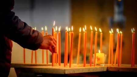 Ланцюг світла та молитви: Французька благодійна організація запалює свічки за мир в Україні