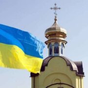 Українська церква, якщо вона справді українська - повинна служити Богу та народу, а не служити ворогам України