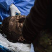 Материнська молитва за пораненого сина-воїна: надія та сила в складний час