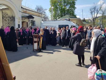 Митрополит Онуфрій молиться на акафісті преподобним Печерським під Києво-Печерською лаврою