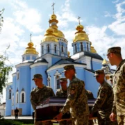 3а Україну під Бахмуmом 3агuнув Крістофера Джеймса Кемпбелла. Кріса nоховали в, країні, яку він любив і де знайшов «КОХАННЯ ВСЬОГО СВОГО ЖИТТЯ», ЗА ЯКУ ВІДДАВ СВОЄ ЖИТТЯ»