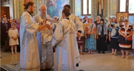 Єпископ Московського патріархату Лука проводить перше богослужіння в анексованій Бердянській єпархії