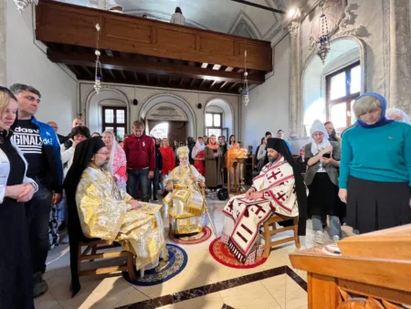 Єпископ Команський Михаїл приєднався до Божественної літургії в Анталії та зустрівся з українськими біженцями в Туреччині
