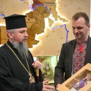 Вишита сорочка для Блаженнішого Митрополита Епіфанія: зустріч з міським головою Володимира