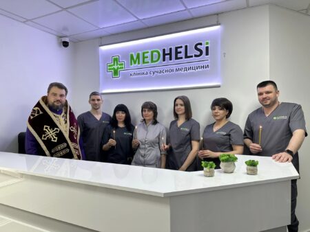 Освячення клініки “Medhelsi” Митрополитом Олександром Драбинком: Боже благословення для медичного персоналу та пацієнтів.