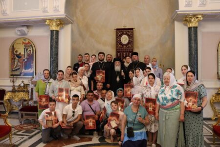 Патріарх Єрусалимської Православної Церкви зустрівся з паломниками з Чернівців та Буковини, даруючи духовні настанови та пам’ятні подарунки