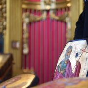Предстоятель освятив ікони написані на бронеплитах