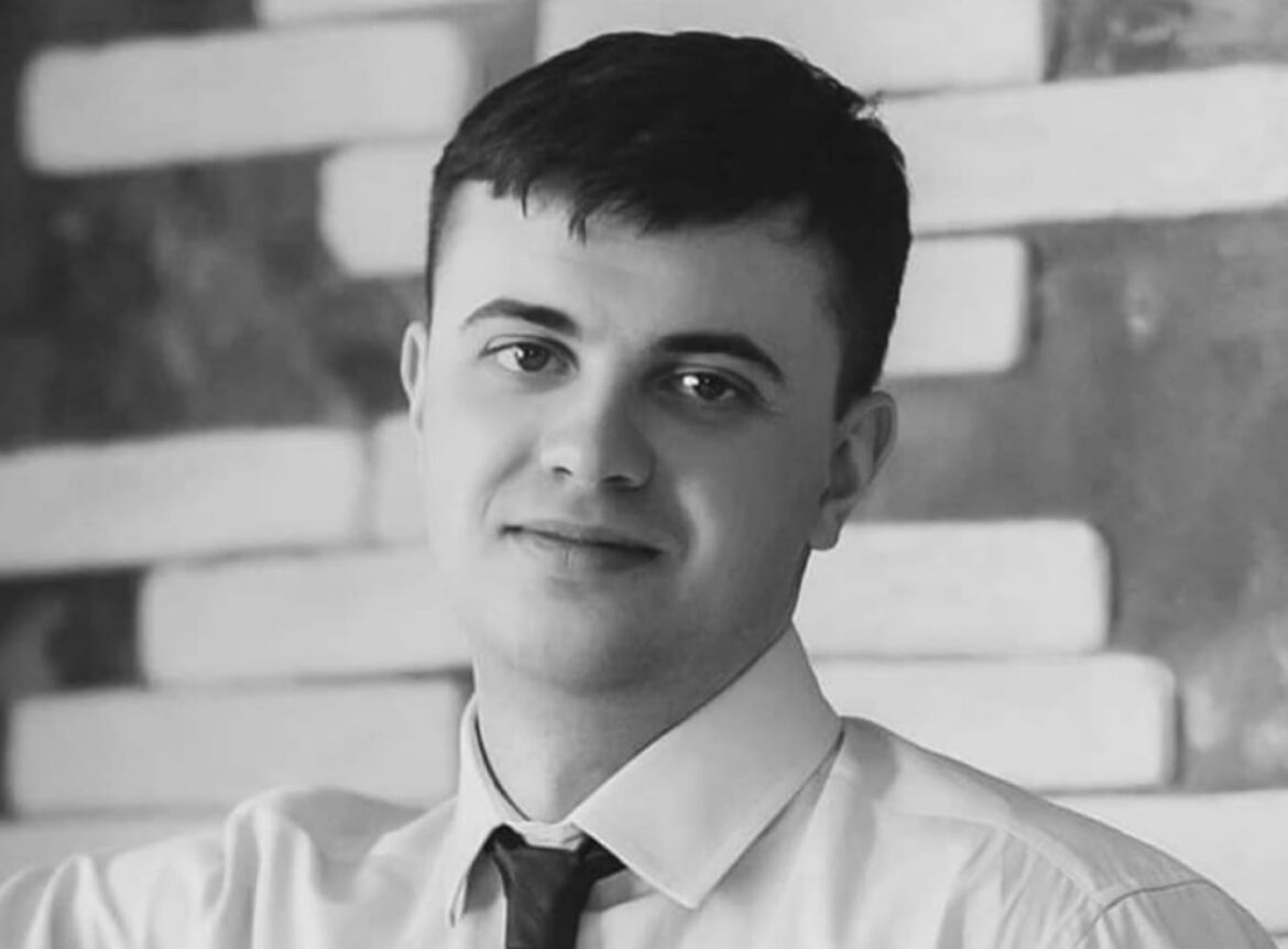 Такий молодий, такий вродливий, на нього вдома чекали дружина і дві доньки: льотчику, який загuнув у повітряному бою на Миколаївщині, просять дати звання Героя