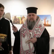 «Ми відчуваємо ваш біль» — керівники Всесвітньої Ради Церков молилися на місці масових поховань мирних жителів Бучі
