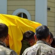 Конфлікт між священниками ПЦУ та УПЦ МП на похороні полковника Миколи Головатюка на Буковині