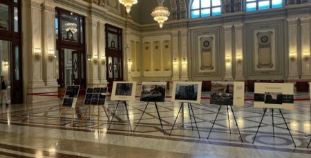 Українська активістка Соломія Хома представила виставку “Рік незламності” у Парламенті Румунії