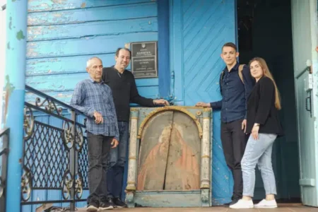 Унікальна знахідка: давня ікона Почаївської Божої Матері може приховувати ще одну