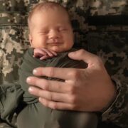 Молитва та підтримка: Батьківські слова в молитві для синів, що захищають Україну