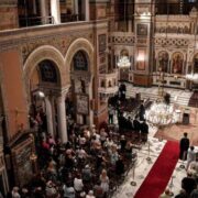 У Греції відсторонили відомого священника за участь дівчат у богослужінні