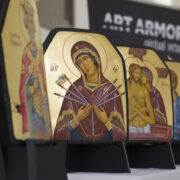 «Духовна звитяга»: у Патріаршому соборі Воскресіння Христового проходить виставка ікон, написаних на бронеплитах
