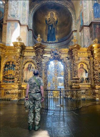 Молитва Воїна: Символ Надії та Мужності