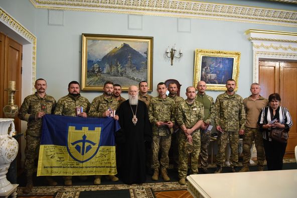 Патріарх Філарет зустрічається з воїнами, нагороджує за мужність та жертовність
