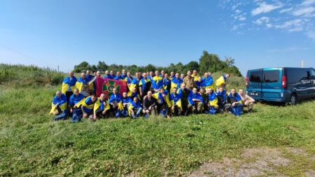 Українські герої повертаються додому: 45 воїнів та двоє дітей, які були у полоні, звільнені та повернулися до своїх рідних