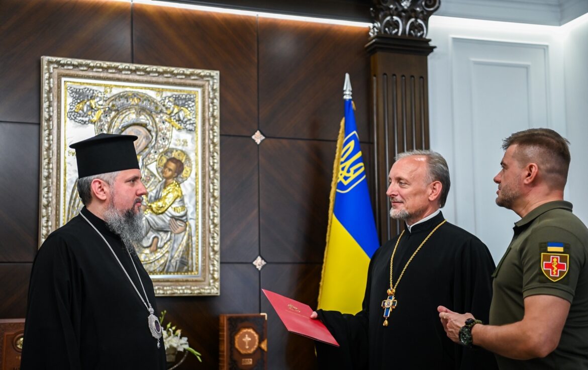 Предстоятель вручив мандат на право здійснення капеланської діяльності протоієрею Іоану Ткачуку