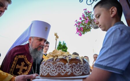 Митрополит Епіфаній звершив Божественну літургію в столичному Петропавлівському храмі