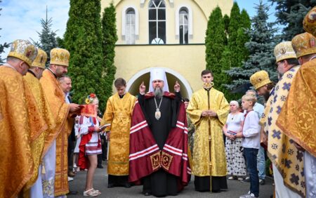 Предстоятель очолив Богослужіння в храмі архістратига Михаїла у Білогородці, який доєднався до ПЦУ