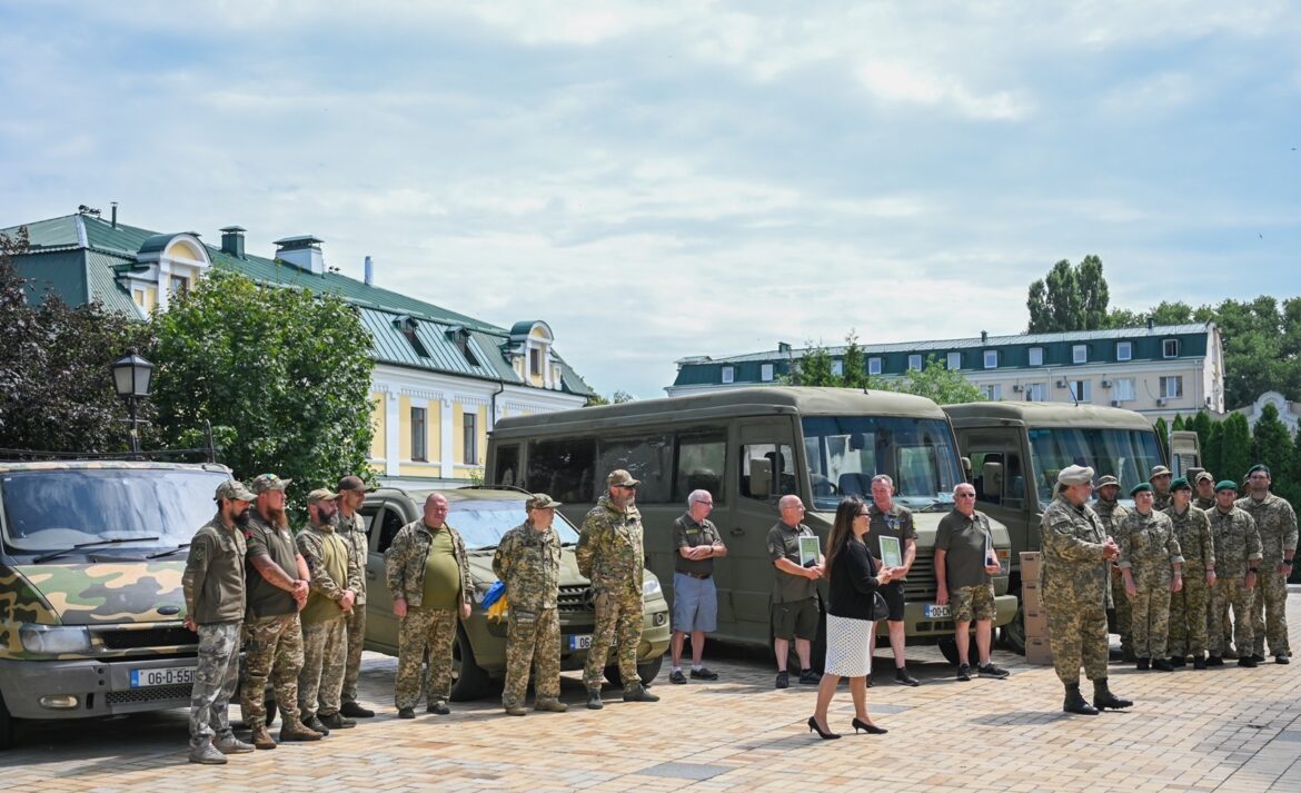 Предстоятель освятив автомобілі та передав їх для потреб захисників України
