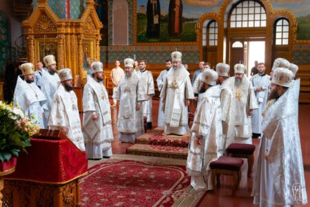 Предстоятелі обох православних церков України митрополити Онуфрій та Епіфаній сьогодні звершили заупокійне богослужіння у роковини смерті Блаженнішого Митрополита Володимира (Сабодана)