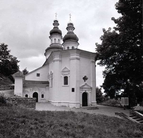 Пророк Ілля: Духовний Візіонер та Його Святині