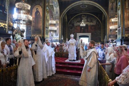 Звершена святкова літургія та освячення плодів у Володимирському соборі: подія зі святкування Преображення Господа