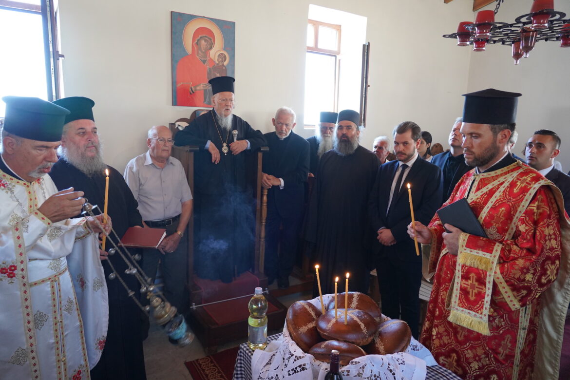 Вселенський Патріарх взяв участь у Божественній Літургії в каплиці Святого Трифона Схінудіоса в Імбросі