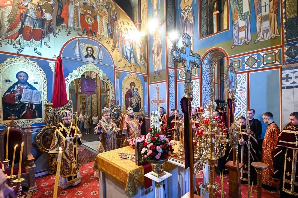 Всенічне бдіння напередодні свята винесення чесних древ животворчого Хреста Господнього