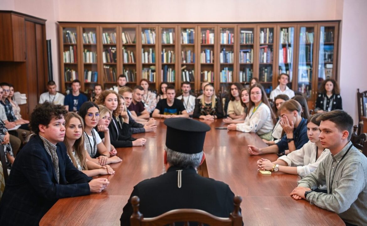 Митрополит Епіфаній зустрівся з молоддю – учасниками програми «Державотворець»
