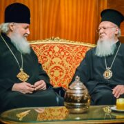 Патріарх Варфоломій: "…патріарх Кирил обидвома руками благословляє цю мерзенну, диявольську війну замість того, щоб засудити її…»