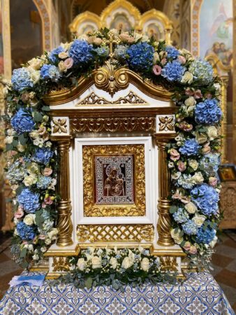 Зі святом Зимненської ікони Божої Матері: історія, прохання за мир і молитва