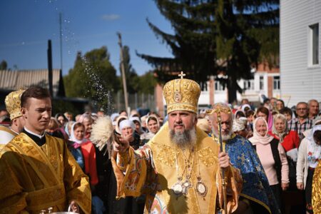 Блаженнійший Митрополит Епіфаній очолив Божественну літургію в селищі Лугини